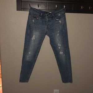 Boyfriend jeans slight rips